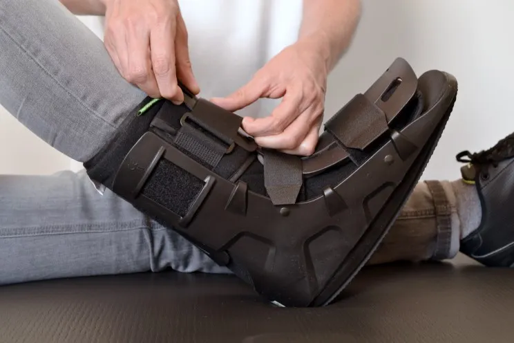 Bota Walker acolchada para inmovilización segura del pie