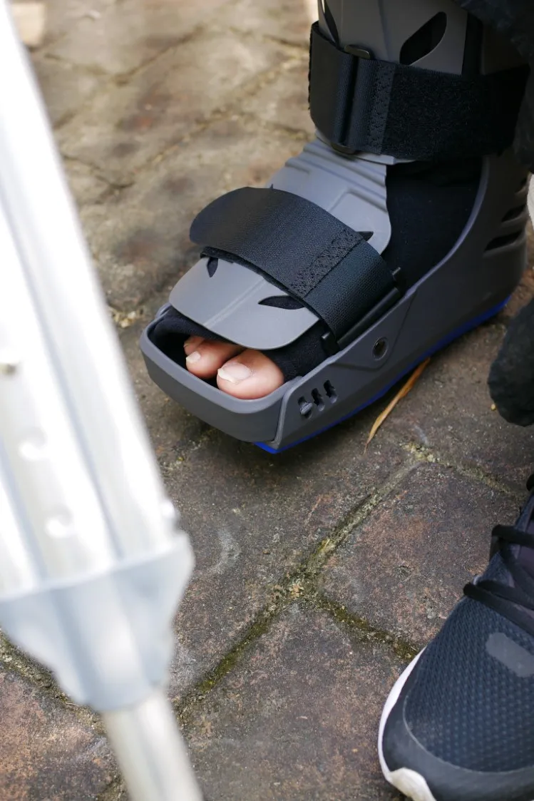 Vista lateral de bota ortopédica con cierres de velcro