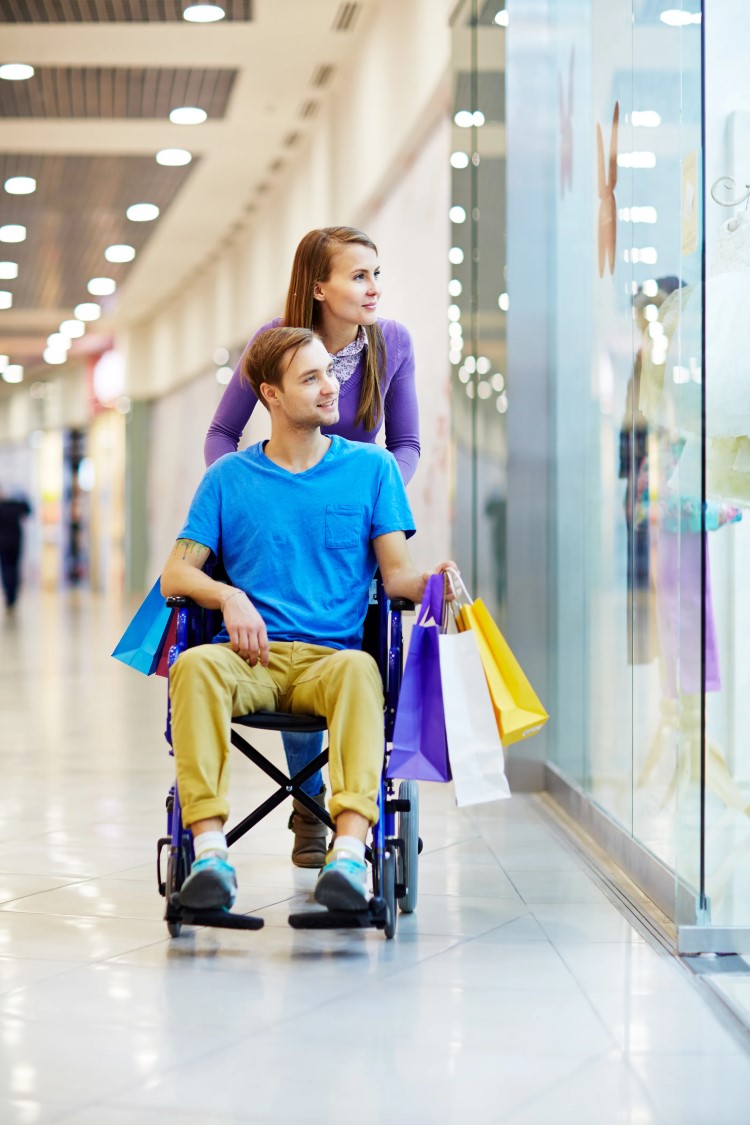 Silla de ruedas especialmente diseñada para facilitar el acceso en lugares estrechos